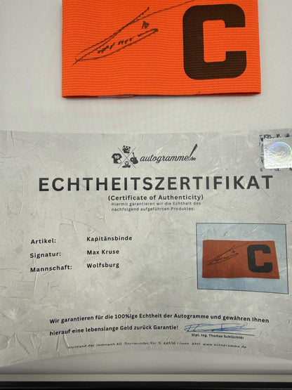 Kapitänsbinde Max Kruse signiert im Rahmen Werder Bremen COA
