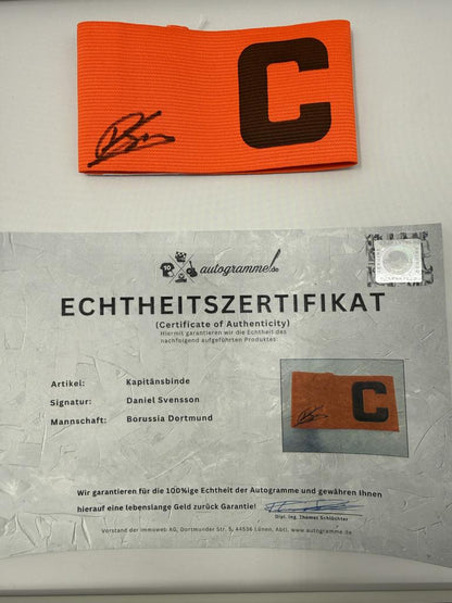 Kapitänsbinde Daniel Svensson signiert im Rahmen Borussia Dortmund COA