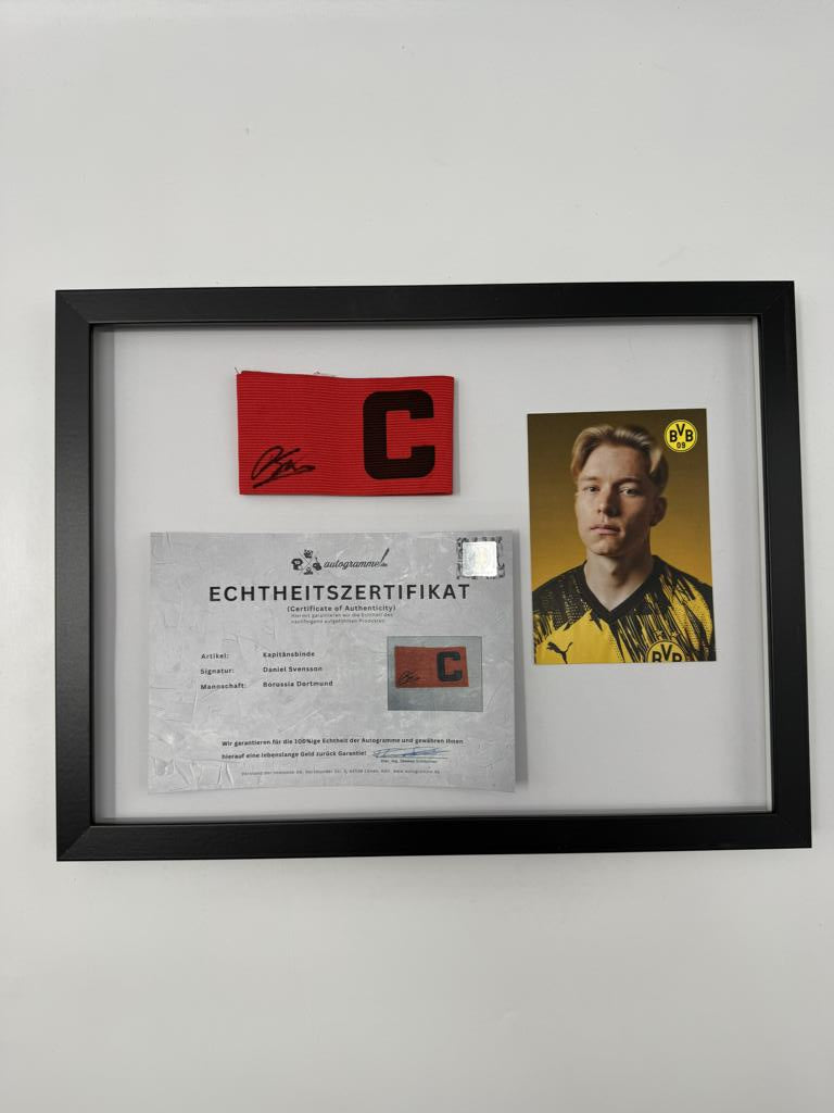 Kapitänsbinde Daniel Svensson signiert im Rahmen Borussia Dortmund COA