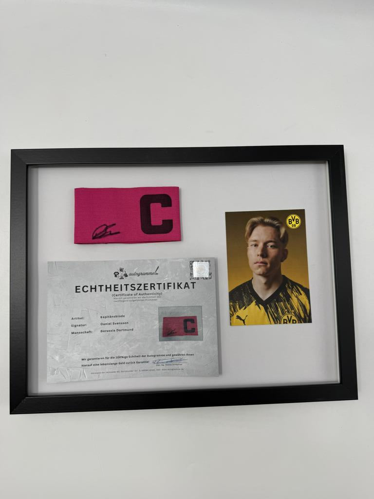Kapitänsbinde Daniel Svensson signiert im Rahmen Borussia Dortmund COA