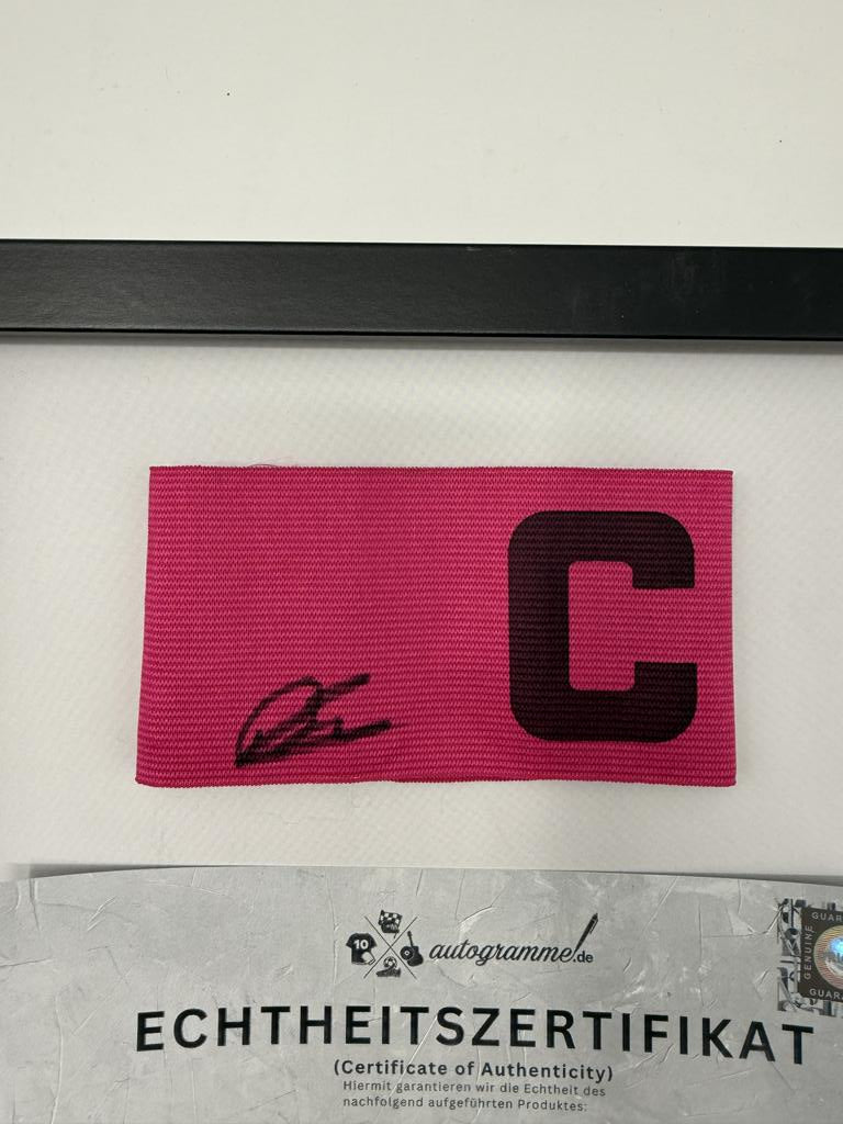 Kapitänsbinde Daniel Svensson signiert im Rahmen Borussia Dortmund COA