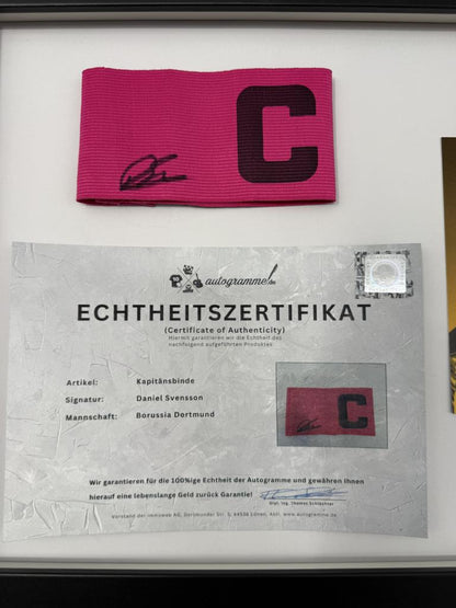 Kapitänsbinde Daniel Svensson signiert im Rahmen Borussia Dortmund COA