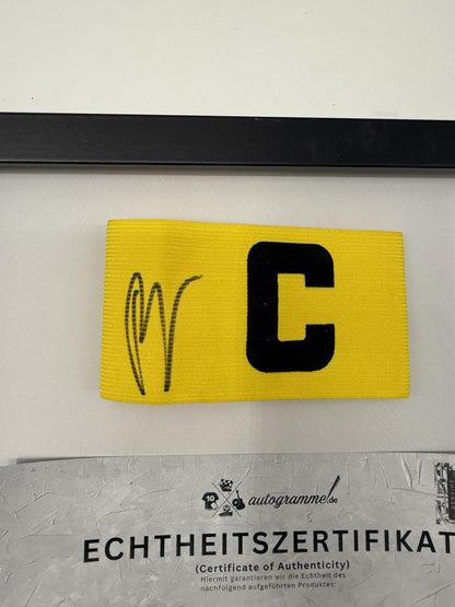 Kapitänsbinde Pascal Groß signiert im Rahmen Borussia Dortmund COA