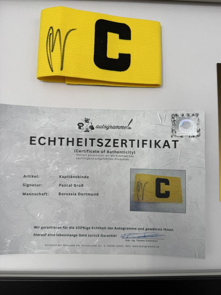 Kapitänsbinde Pascal Groß signiert im Rahmen Borussia Dortmund COA