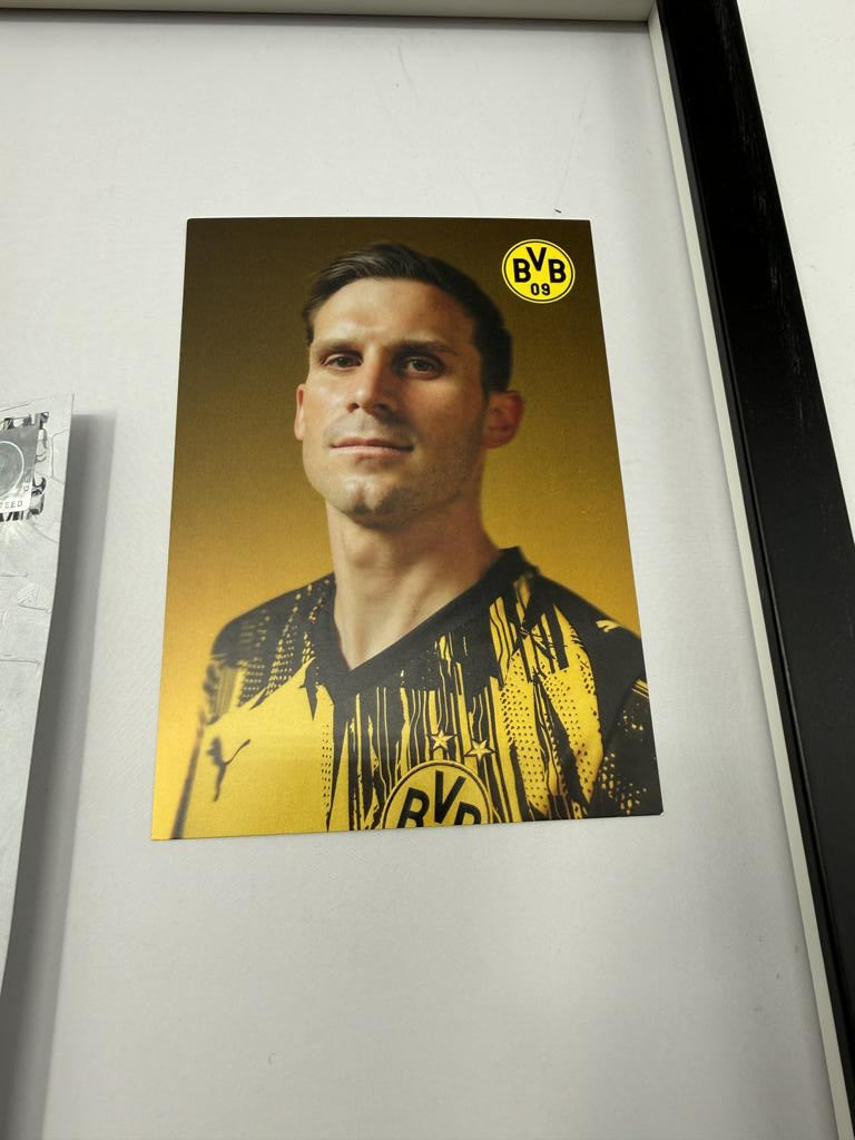 Kapitänsbinde Pascal Groß signiert im Rahmen Borussia Dortmund COA