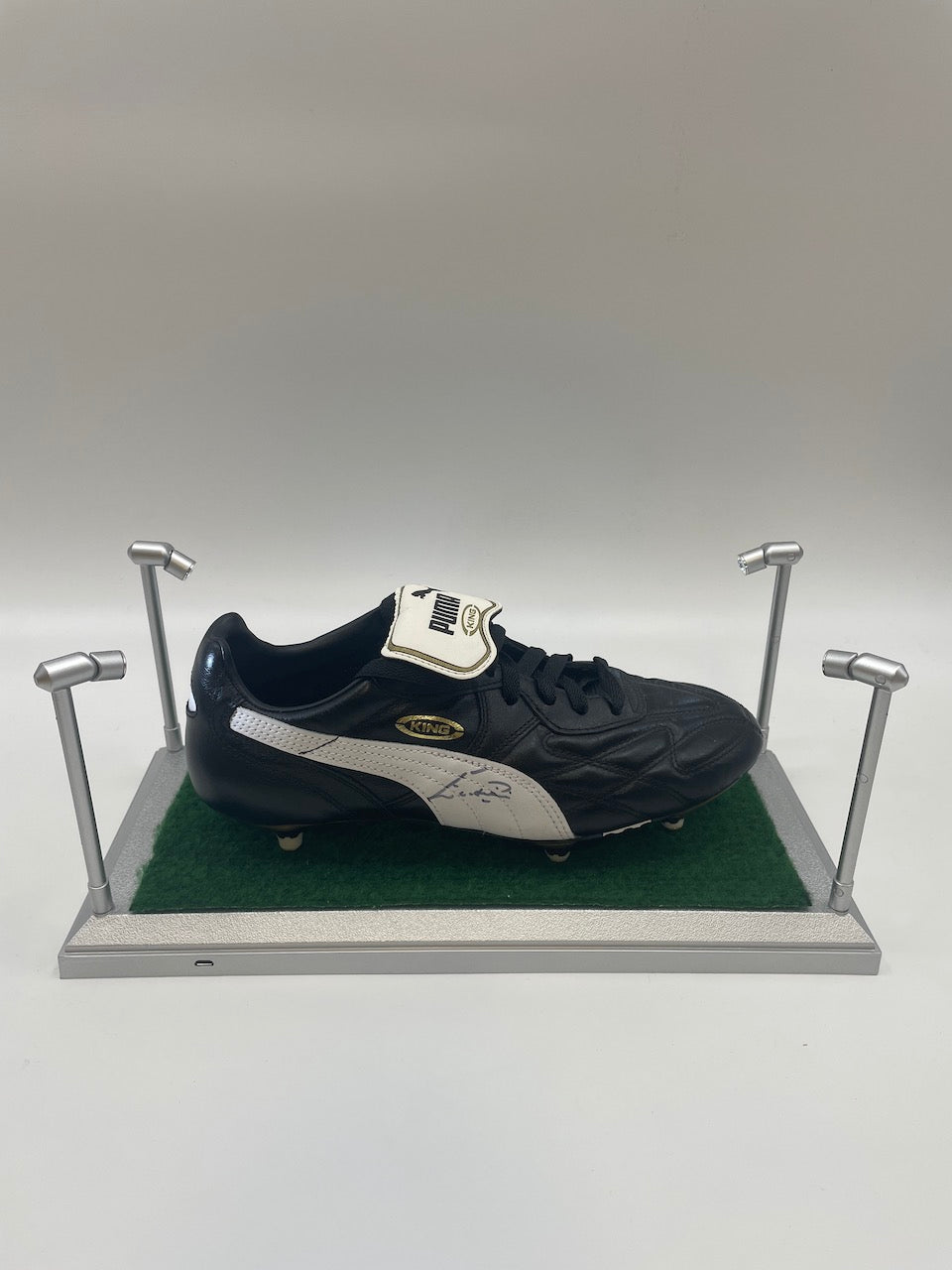 Fußballschuh Eusebio signiert Beleuchtung Portugal Benfica Lissabon Puma COA