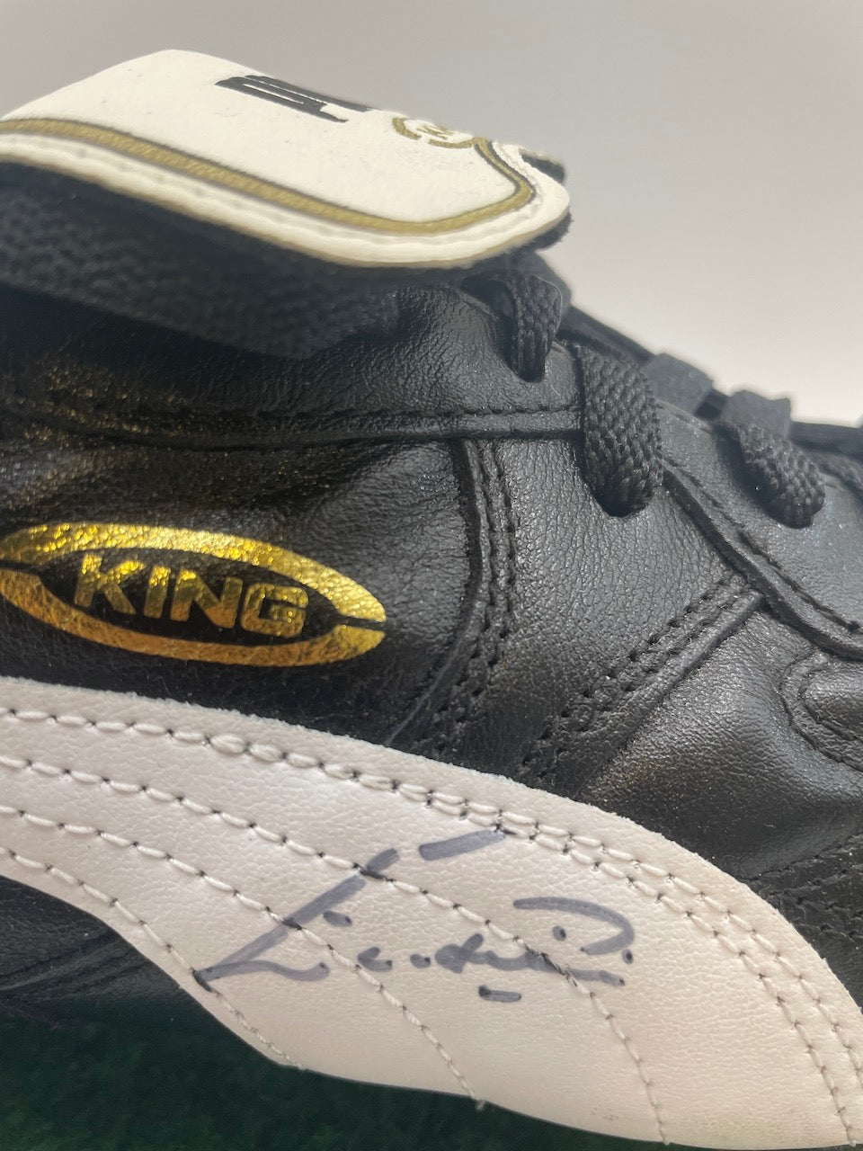 Fußballschuh Eusebio signiert Beleuchtung Portugal Benfica Lissabon Puma COA