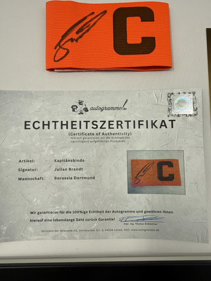 Kapitänsbinde Julian Brandt signiert im Rahmen Borussia Dortmund COA Fußball