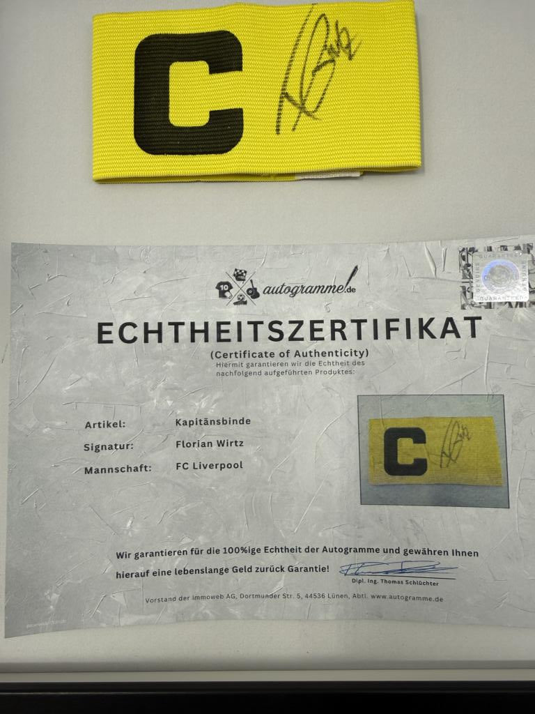 Kapitänsbinde Florian Wirtz signiert im Rahmen FC Liverpool Autogramm COA