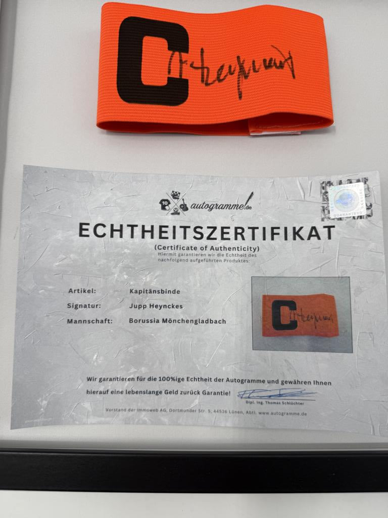 Kapitänsbinde Jupp Heynckes signiert im Rahmen Borussia Mönchengladbach  Autogramm