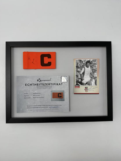 Kapitänsbinde Harry Gniech signiert im Rahmen Bayer Leverkusen Autogramm