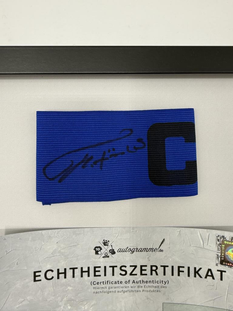 Kapitänsbinde Karlheinz Förster signiert im Rahmen VFB Stuttgart Fußball Autogramm