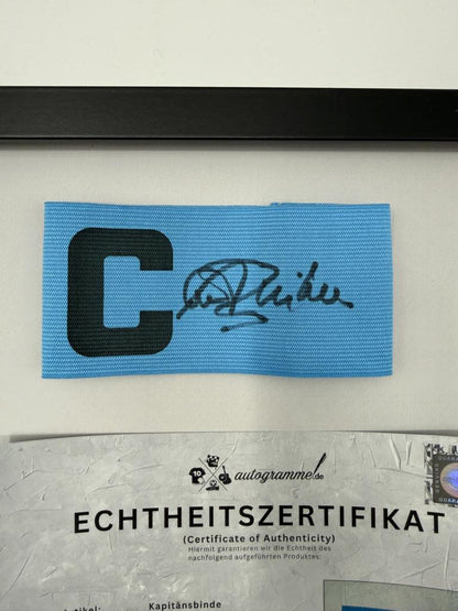 Kapitänsbinde Paul Breitner signiert im Rahmen Bayern München Fußball Autogramm