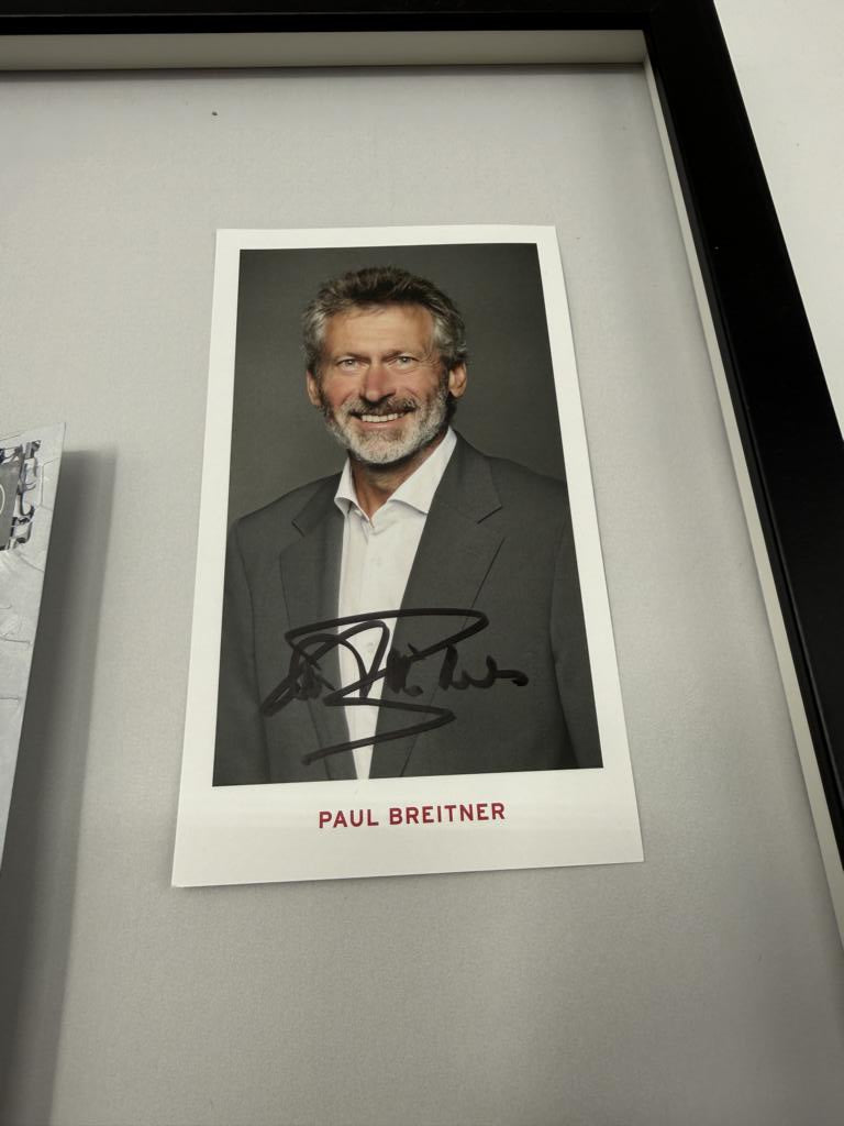 Kapitänsbinde Paul Breitner signiert im Rahmen Bayern München Fußball Autogramm