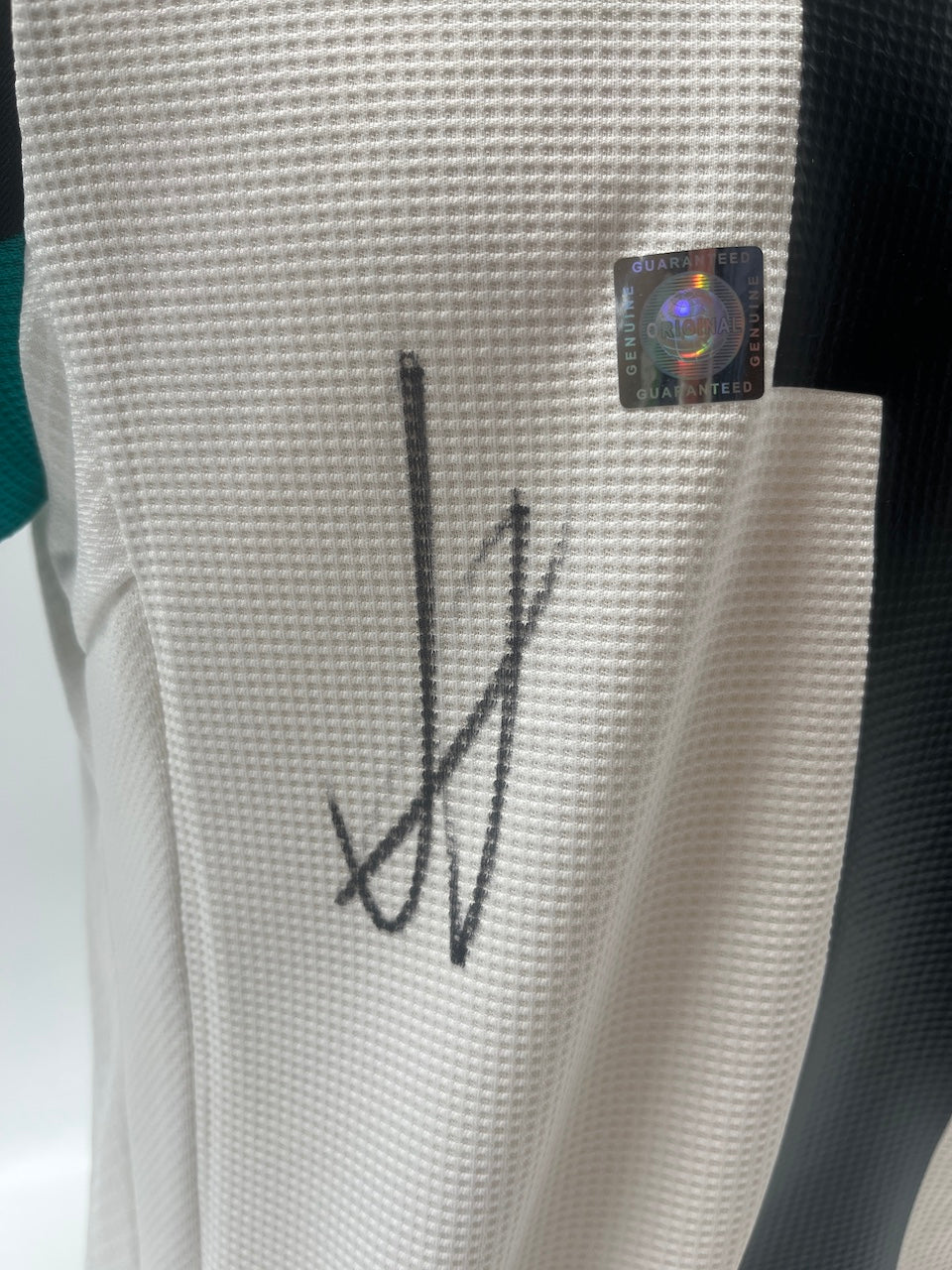 Newcastle United jersey signed by Alexander Isak, Adidas football jersey, size L