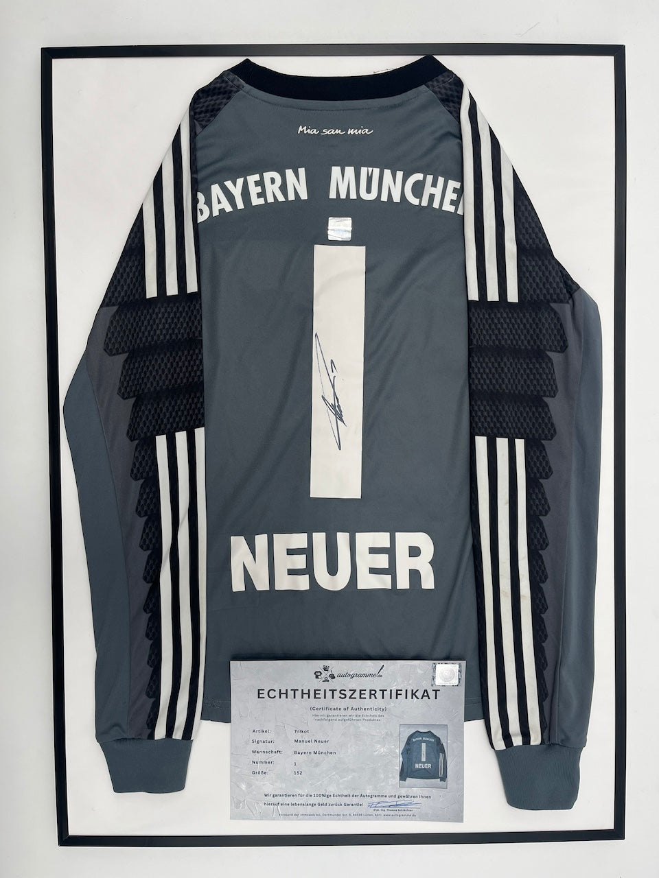 Bayern München Trikot Manuel Neuer signiert im Rahmen Adidas COA 152