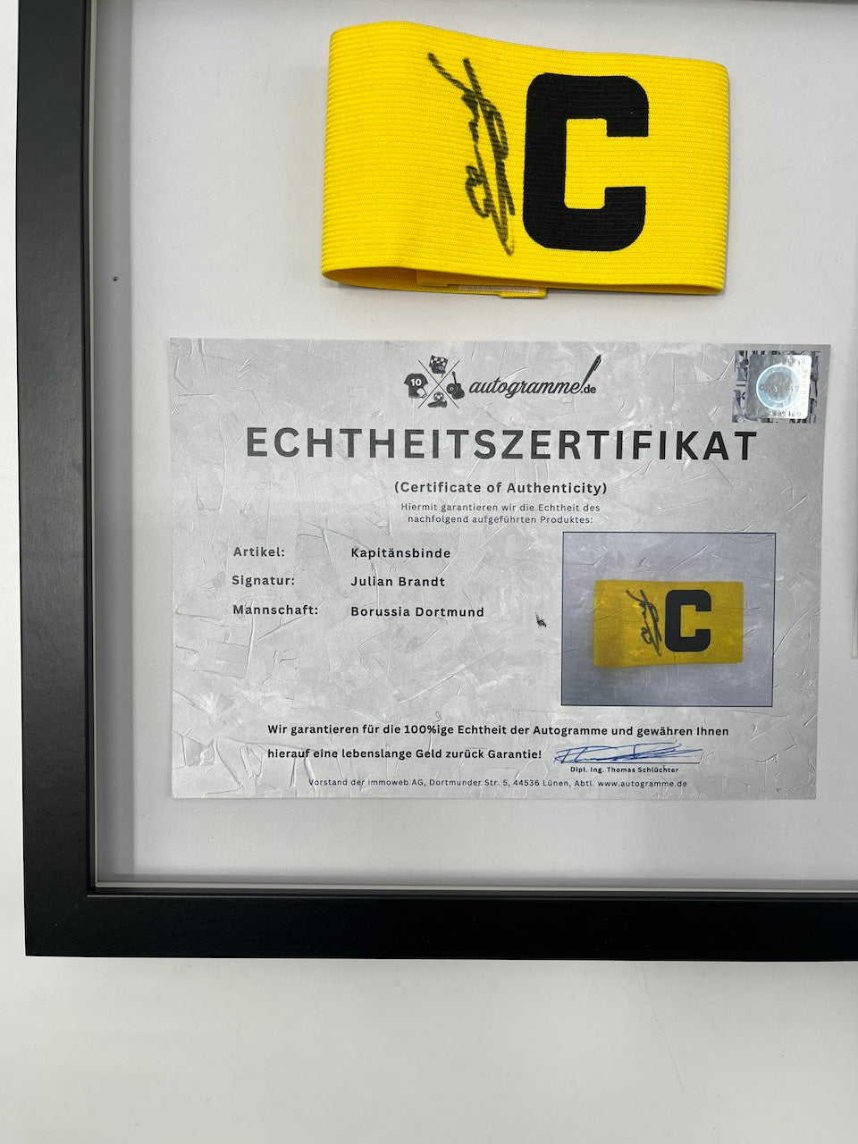 Kapitänsbinde Julian Brandt signiert im Rahmen Borussia Dortmund COA