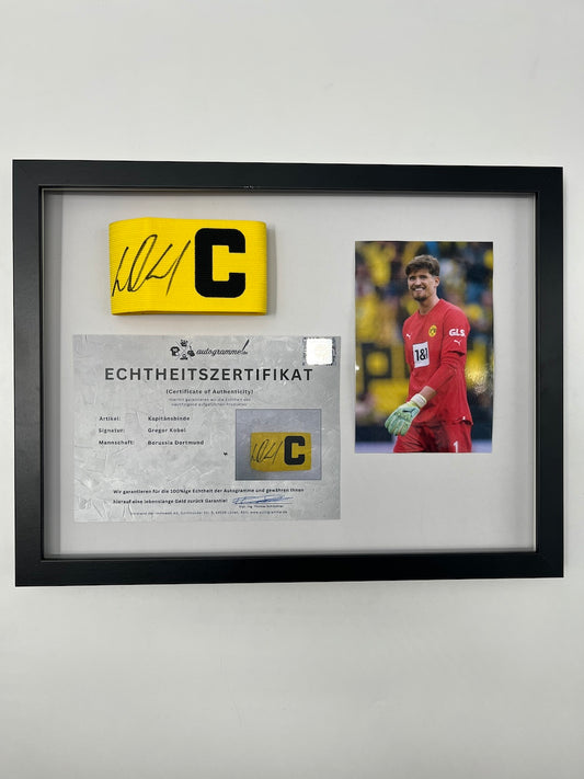Kapitänsbinde Gregor Kobel signiert im Rahmen Borussia Dortmund COA