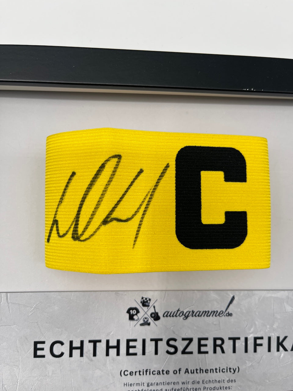 Kapitänsbinde Gregor Kobel signiert im Rahmen Borussia Dortmund COA