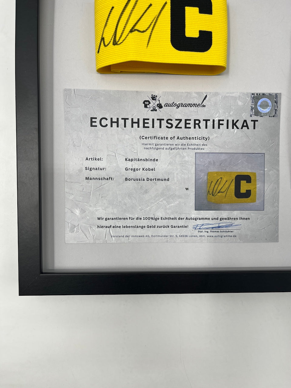 Kapitänsbinde Gregor Kobel signiert im Rahmen Borussia Dortmund COA