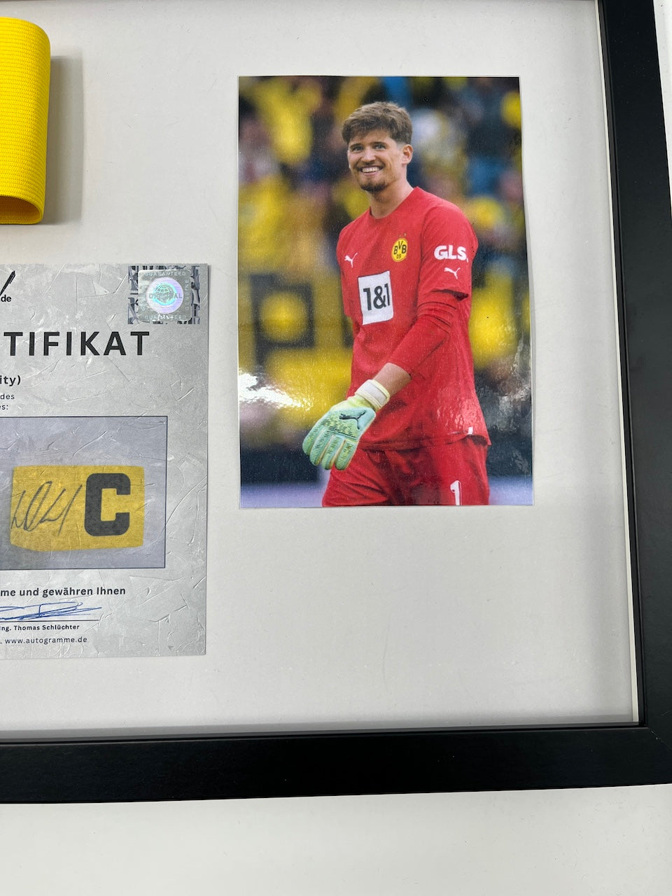 Kapitänsbinde Gregor Kobel signiert im Rahmen Borussia Dortmund COA