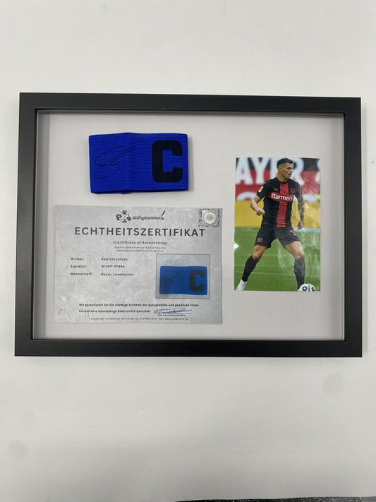 Kapitänsbinde Granit Xhaka signiert im Rahmen Bayer Leverkusen Autogramm