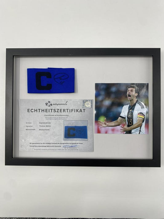 Kapitänsbinde Thomas Müller signiert im Rahmen Deutschland Autogramm