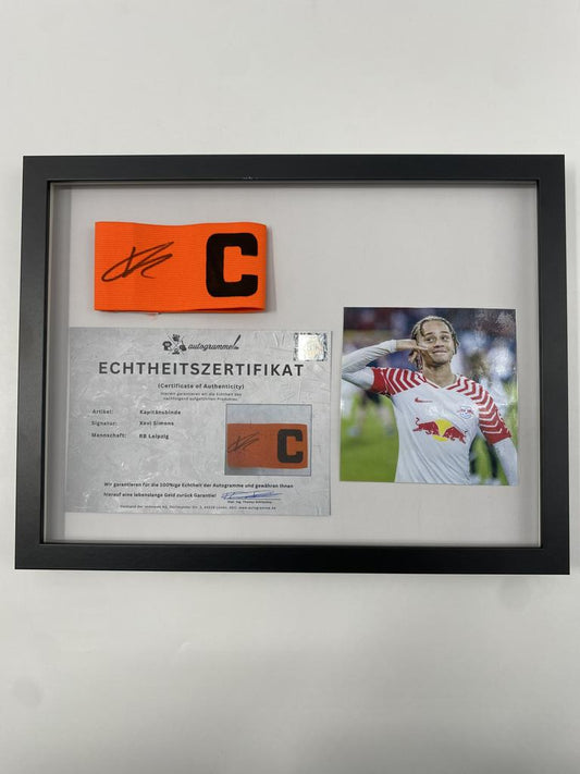 Kapitänsbinde Xavi Simons signiert im Rahmen RB Leipzig Autogramm