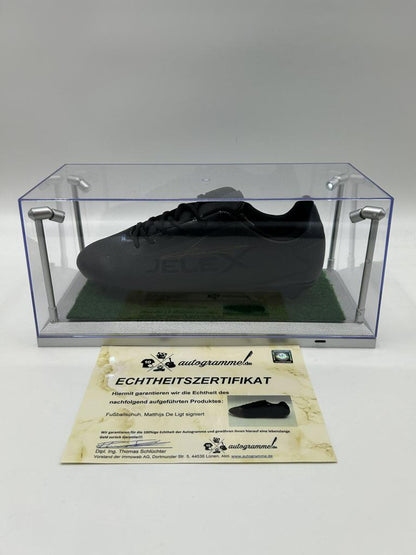 Football shoe Matthijs de Ligt signed in showcase + lighting Manchester Premier League