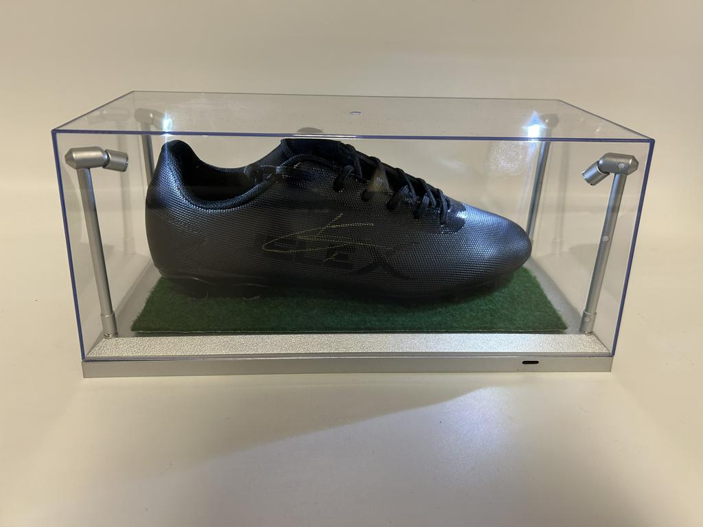 Fußballschuh Cody Gakpo signiert in Vitrine + Beleuchtung Liverpool Premier League