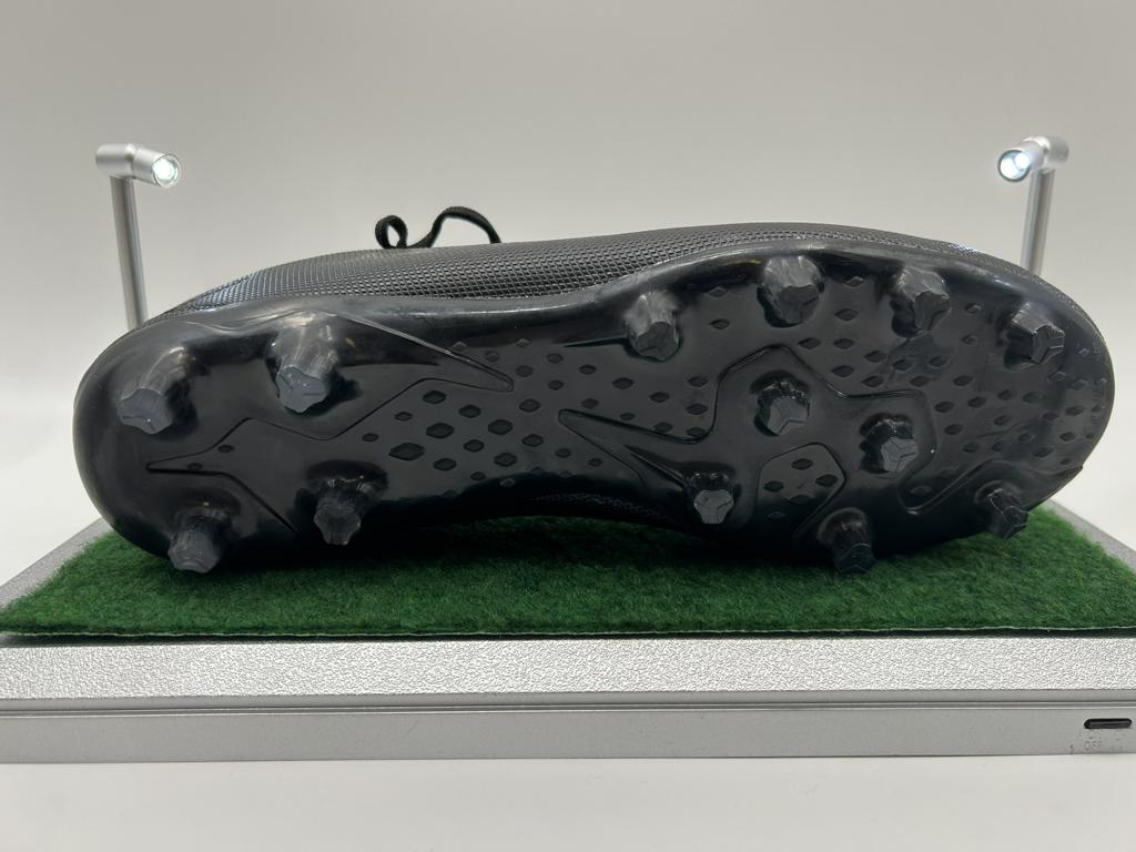 Fußballschuh Cody Gakpo signiert in Vitrine + Beleuchtung Liverpool Premier League