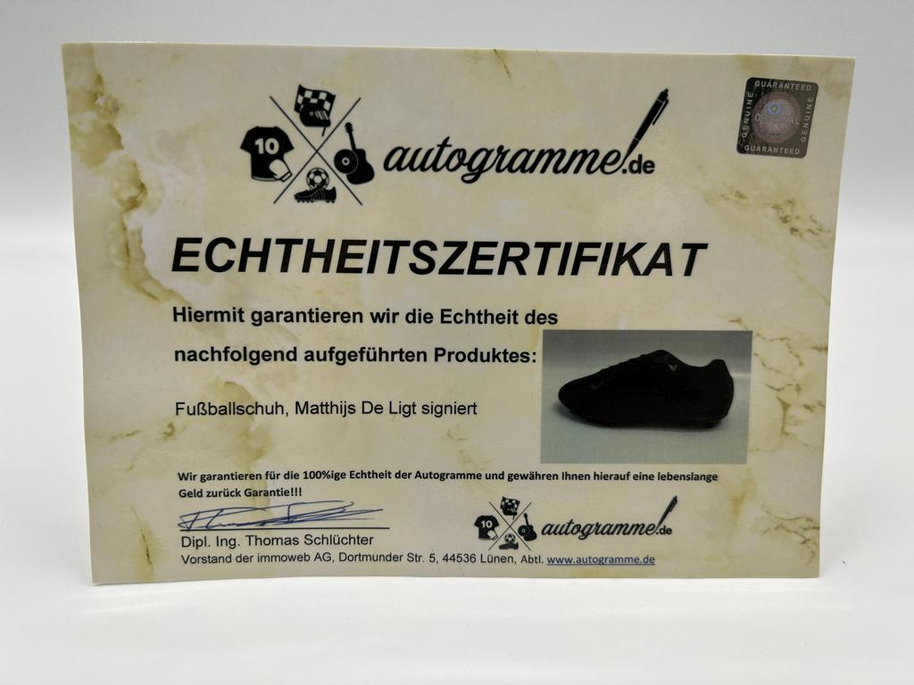 Football shoe Matthijs de Ligt signed in showcase + lighting Manchester Premier League