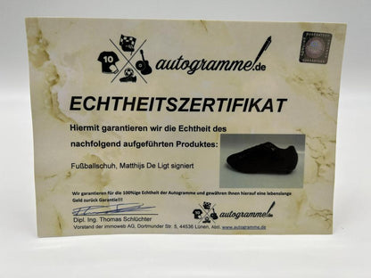 Football shoe Matthijs de Ligt signed in showcase + lighting Manchester Premier League