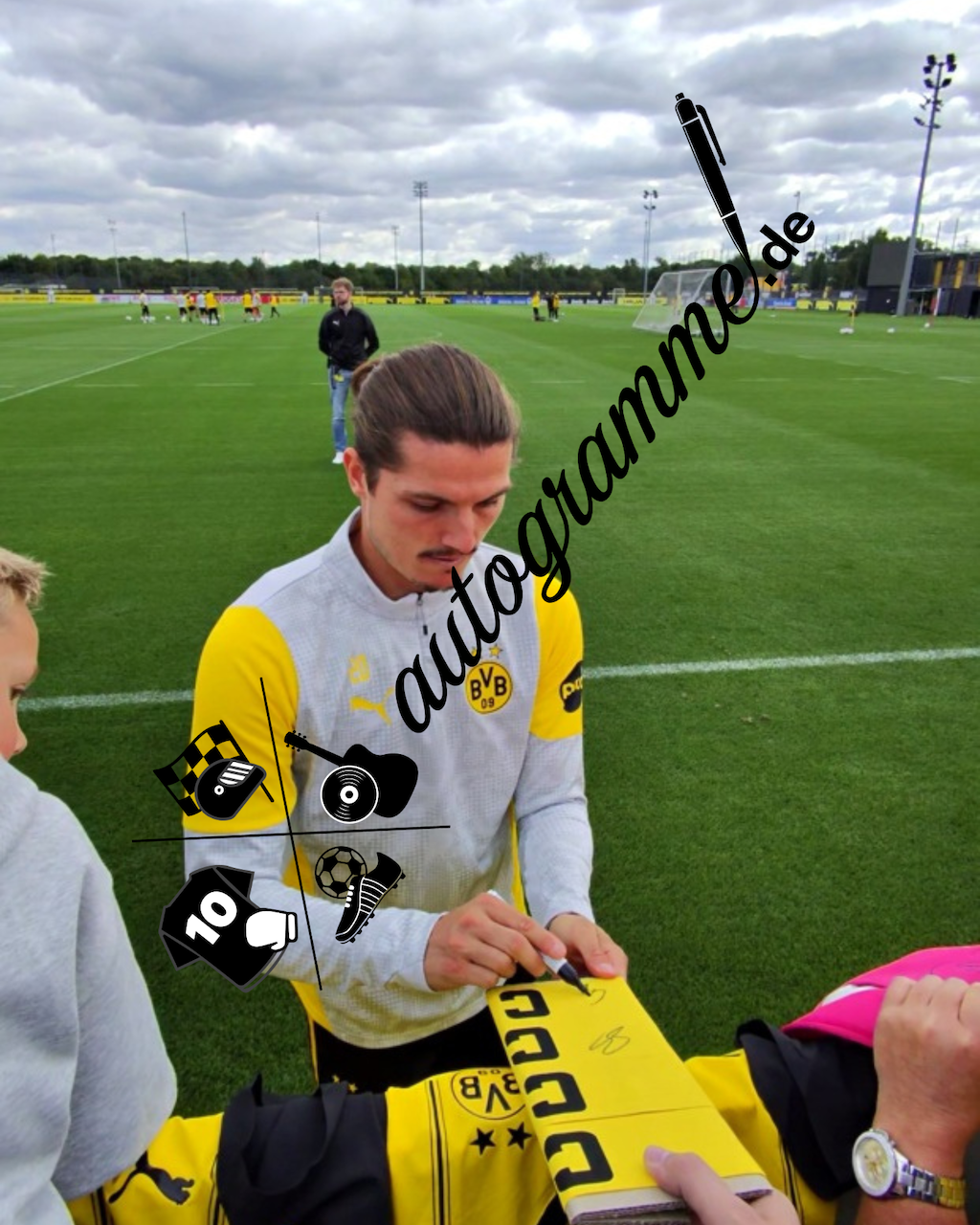 Kapitänsbinde Marcel Sabitzer signiert im Rahmen Borussia Dortmund COA