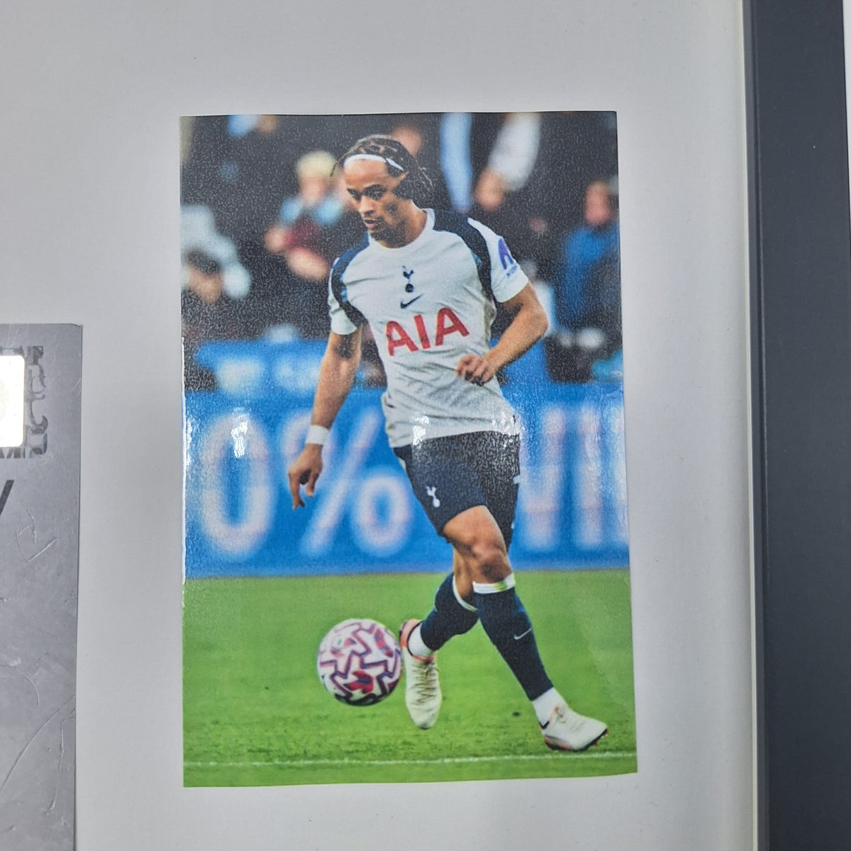 Kapitänsbinde Xavi Simons signiert im Rahmen Tottenham Hotspur