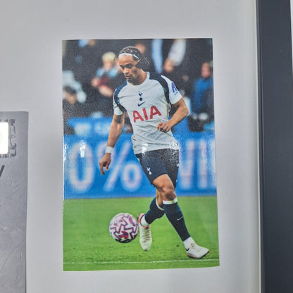 Kapitänsbinde Xavi Simons signiert im Rahmen Tottenham Hotspur