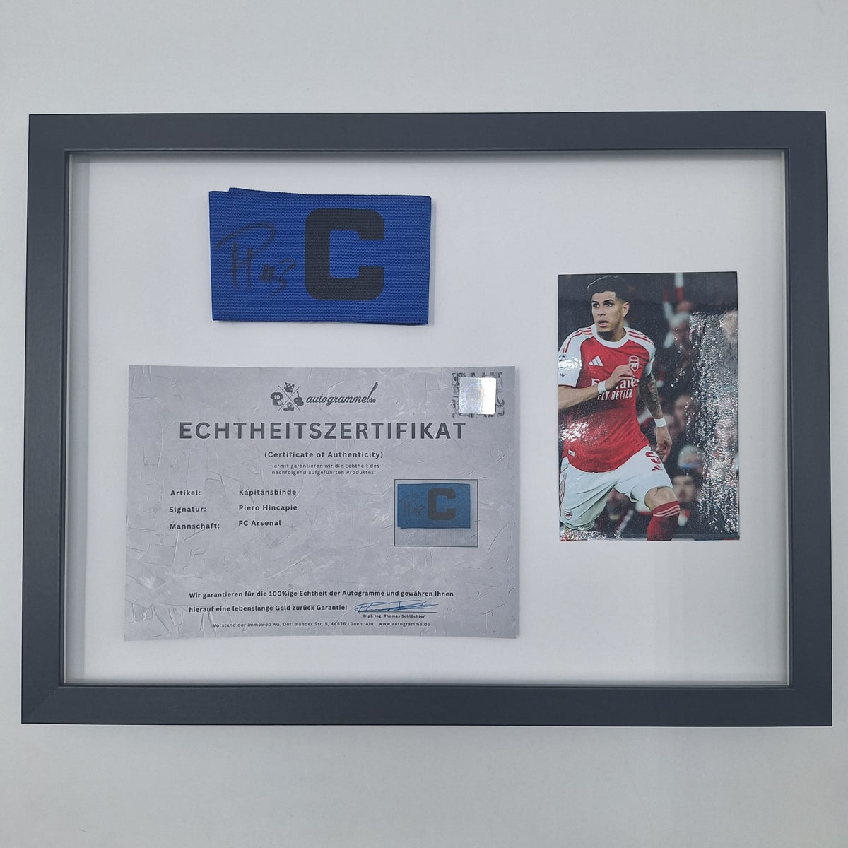Kapitänsbinde Piero Hincapié signiert im Rahmen Autogramm FC Arsenal