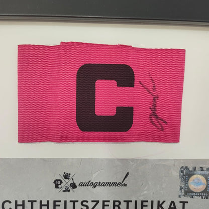 Kapitänsbinde Lois Openda signiert im Rahmen RB Leipzig Autogramm