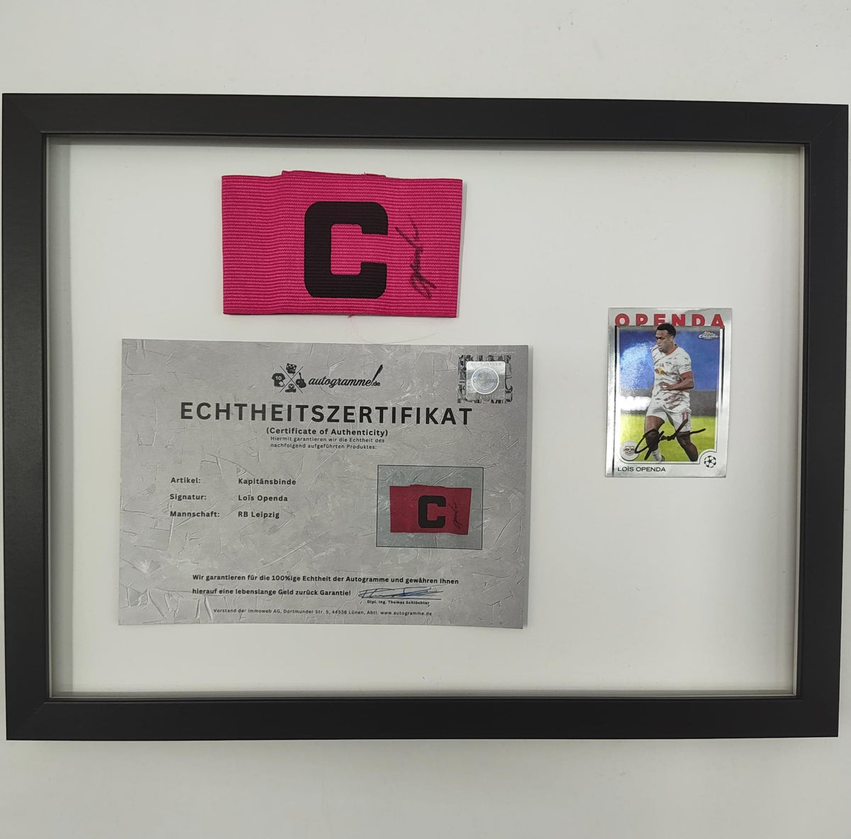 Kapitänsbinde Lois Openda signiert im Rahmen RB Leipzig Autogramm