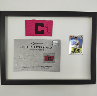 Kapitänsbinde Lois Openda signiert im Rahmen RB Leipzig Autogramm