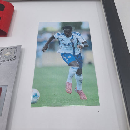 Kapitänsbinde Christian Gomis signiert im Rahmen Schalke 04 COA Rot