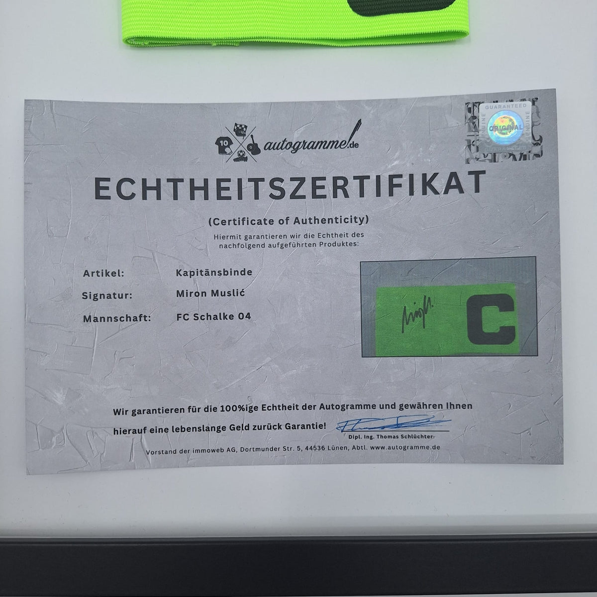 Kapitänsbinde Miron Muslic signiert im Rahmen Schalke 04 COA grün