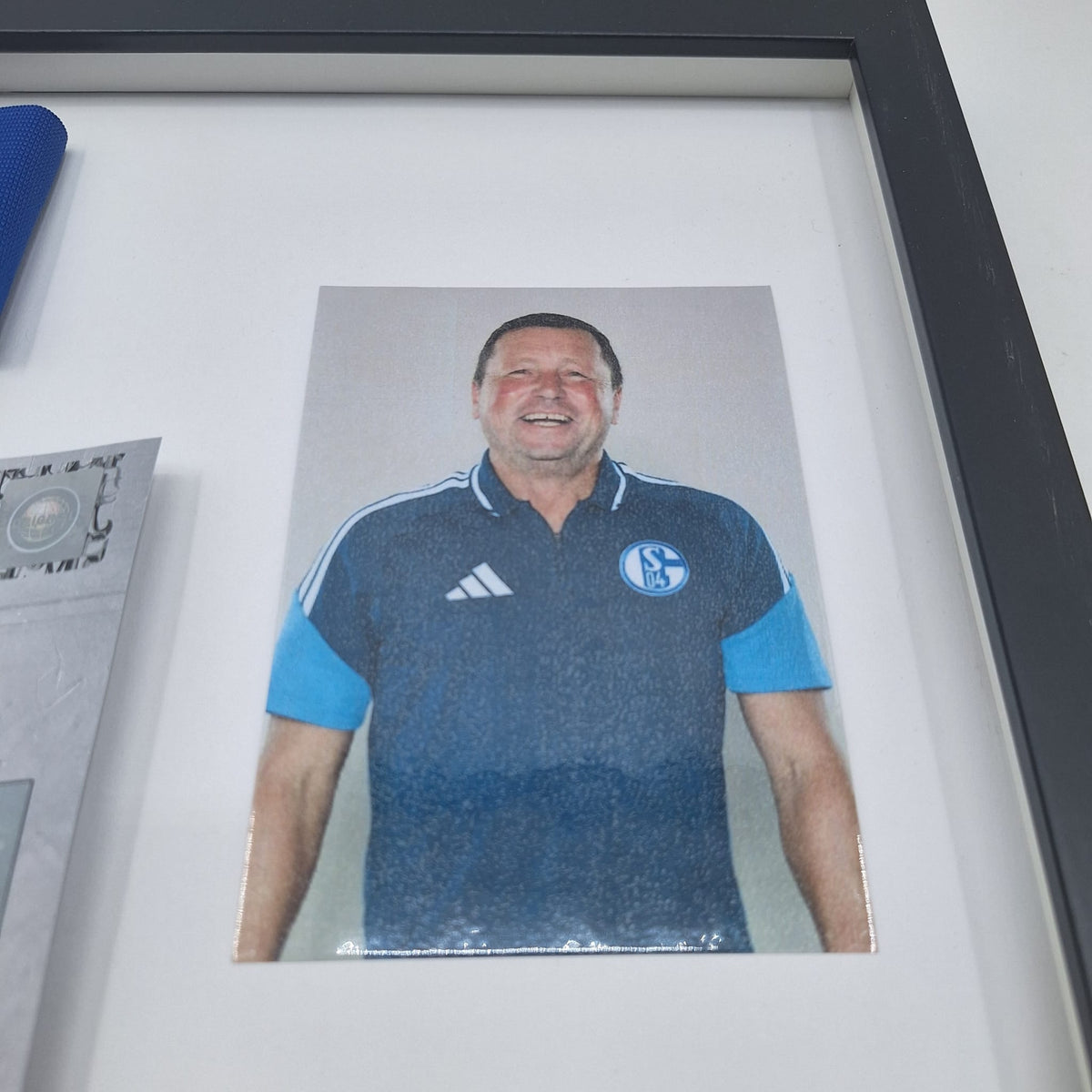 Kapitänsbinde Willi Landgraf signiert im Rahmen Schalke 04 COA blau