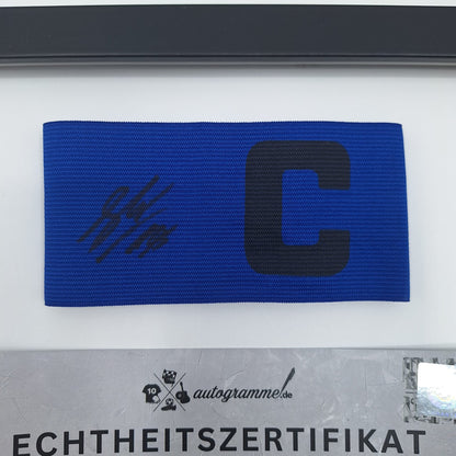 Kapitänsbinde Mika Wallentowitz signiert im Rahmen Schalke 04 COA blau