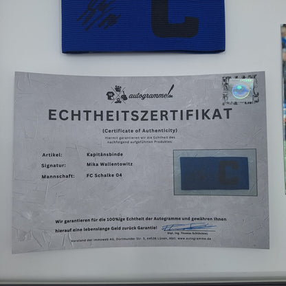 Kapitänsbinde Mika Wallentowitz signiert im Rahmen Schalke 04 COA blau