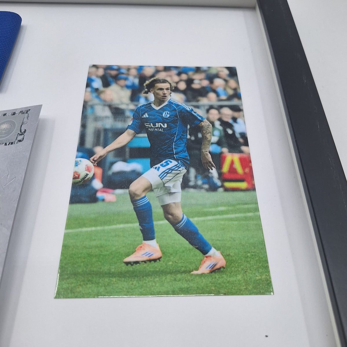 Kapitänsbinde Mika Wallentowitz signiert im Rahmen Schalke 04 COA orange