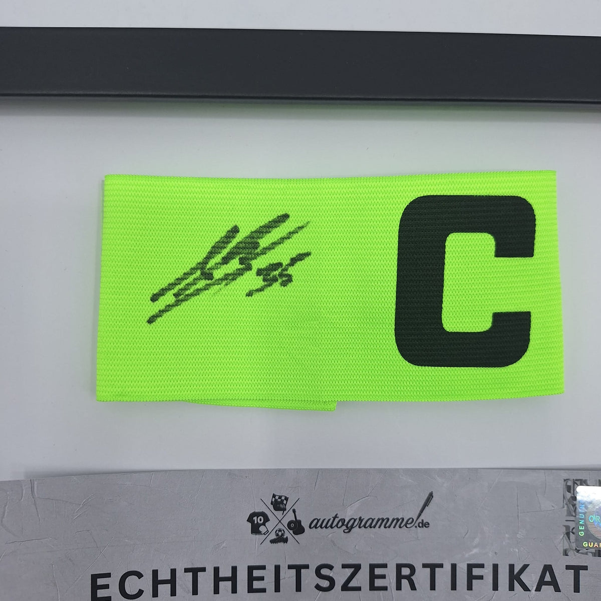 Kapitänsbinde Mika Wallentowitz signiert im Rahmen Schalke 04 COA grün