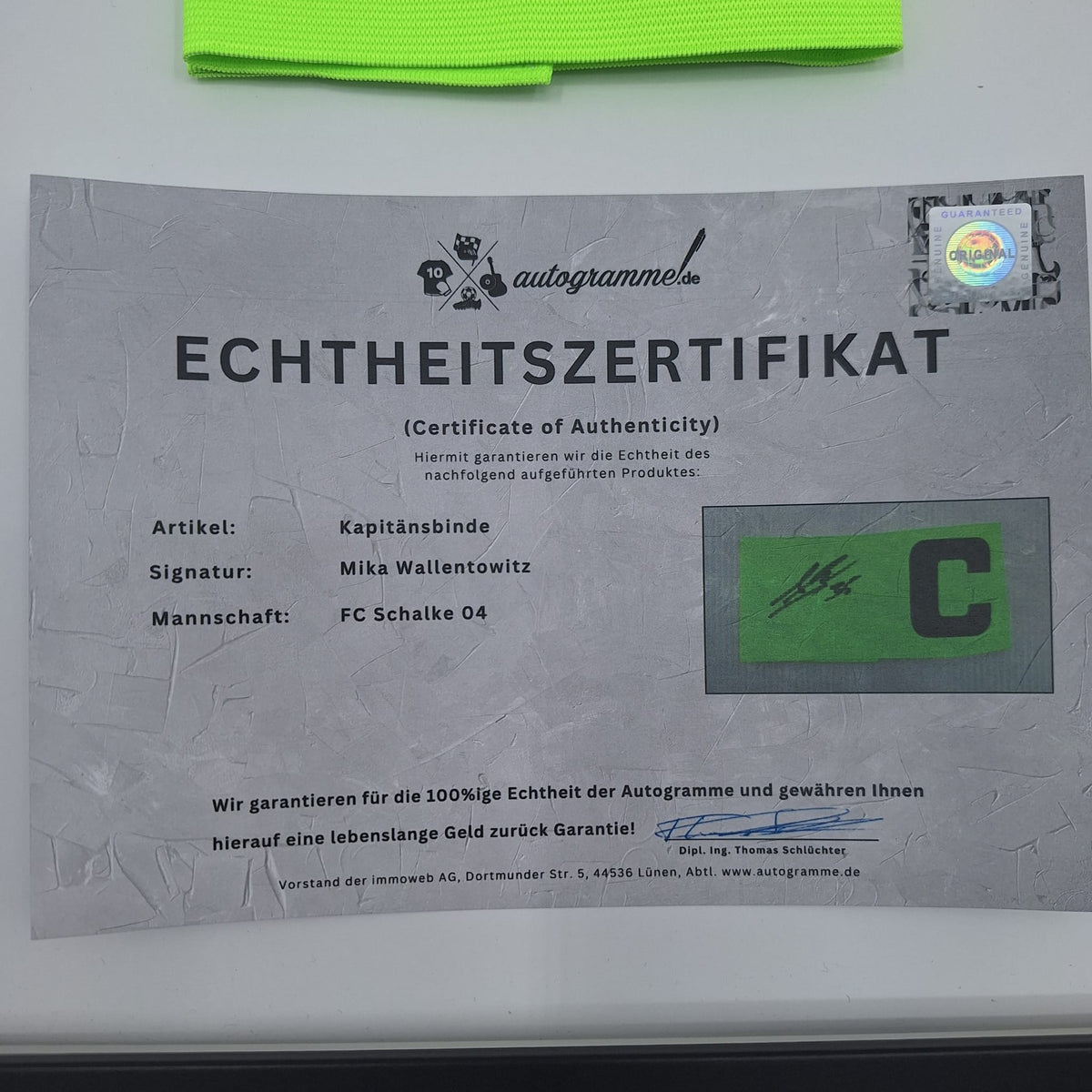 Kapitänsbinde Mika Wallentowitz signiert im Rahmen Schalke 04 COA grün
