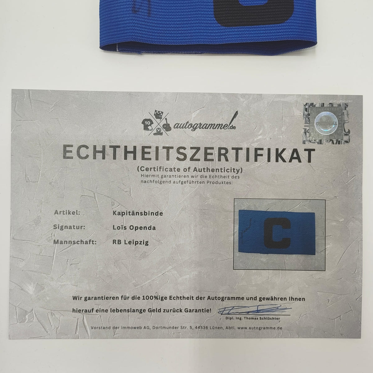 Kapitänsbinde Lois Openda signiert im Rahmen RB Leipzig Autogramm