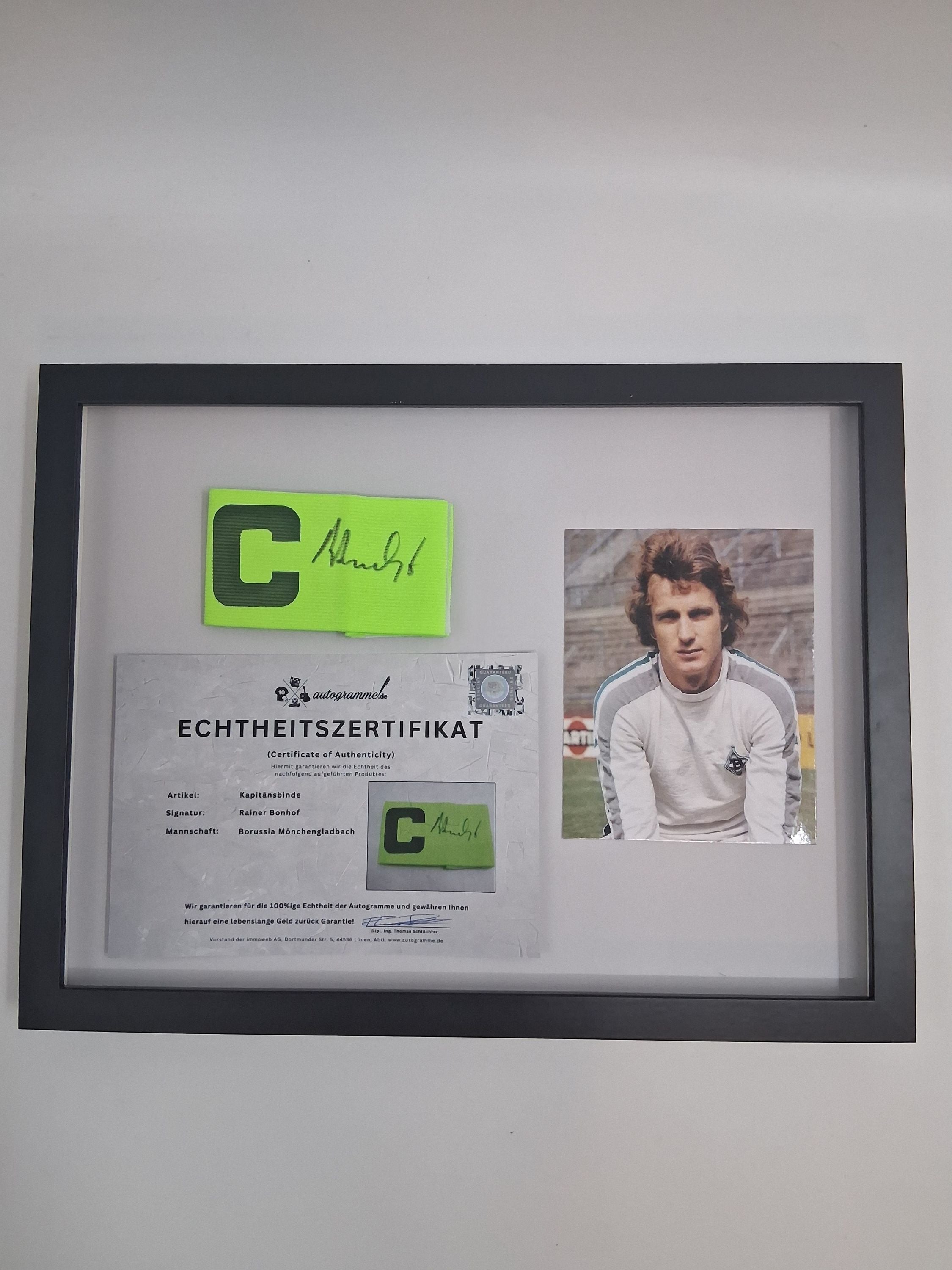 Kapitänsbinde Rainer Bonhoff signiert im Rahmen Borussia Mönchengladbach
